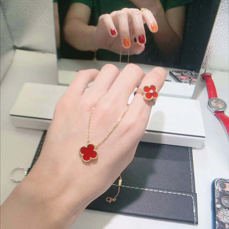 Van Cleef Arpels 18k Yellow Gold Carnelian Diamond Vintage Alhambra Ring