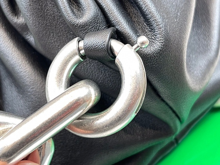 Bottega The Pouch Black Sliver Chain 26 Ss2022